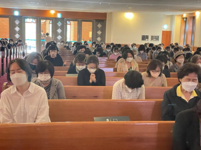 한국교회총연합과 사학법인미션네트워크 공동주최로 20일 서울 영락교회에서 열린 ‘한국교회 어머니 기도회’에서 참석자들이 기도하고 있다.