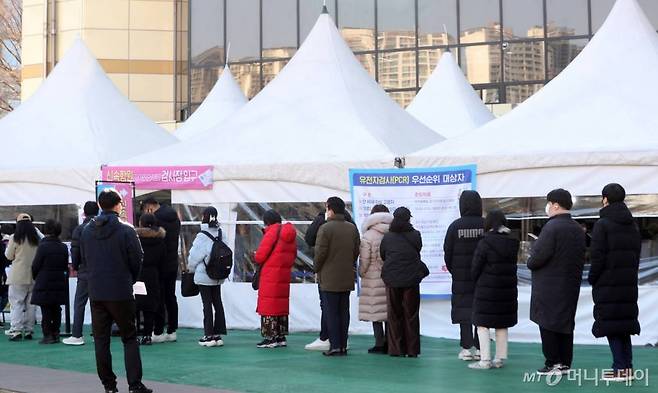 지난 3월 서울 송파구 보건소 선별진료소를 찾은 시민들이 검사를 위해 대기하고 있다. /사진=김휘선 기자 hwijpg@