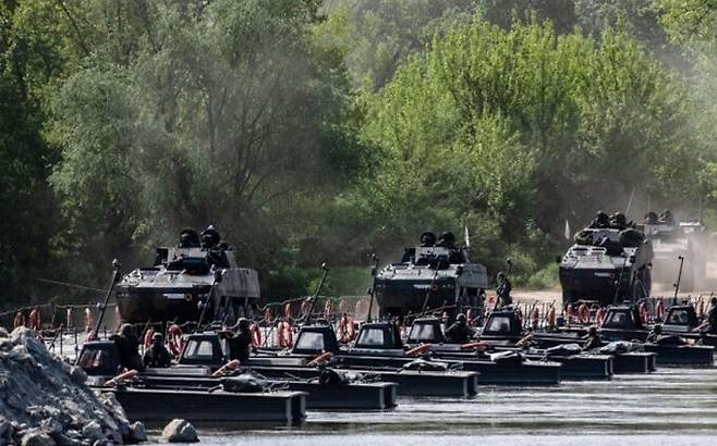 5월 한 달 동안 폴란드 등 9개국에서 진행되는 나토 군사훈련에 참여한 연합 지상군 부대가 폴란드 비스와강에서 도하작전을 실행하는 모습. EPA연합뉴스