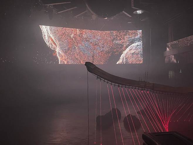 클럽 '크로마'를 개조해 만든 전시공간. 내부가 어두워 발을 헛디딘 관람객도 있었다. /이신혜 기자