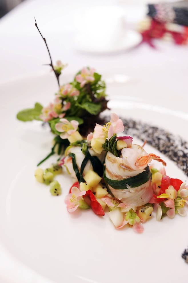 Braised flounder with plum blossoms, a dish by Cho Woo-hyun (Cho Woo-hyun)