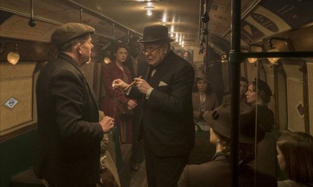 2차대전 당시 독일군에 포위된 연합군을 귀환시키는 ‘ㅤ됭케르크 작전’을 둘러싼 윈스턴 처칠의 행적을 그린 영화 ‘다키스트
아워’의 한 장면. 영화 캡처