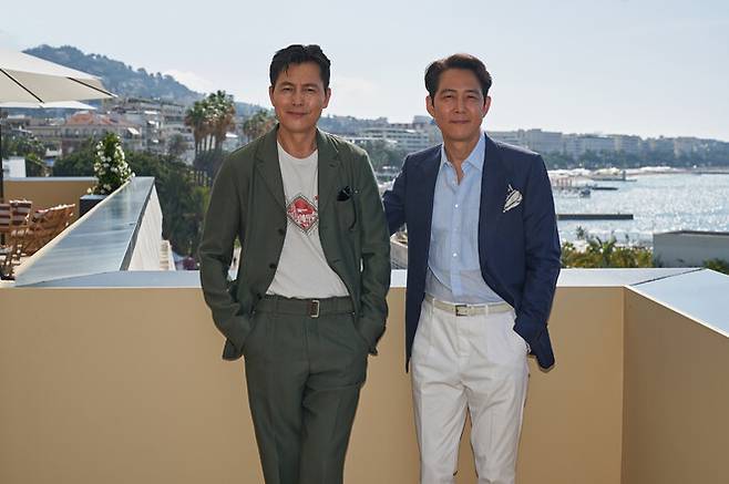 21일 오전(현지시각) 프랑스 칸국제영화제 행사장인 ‘테라스 드 페스티발’에서 <헌트>의 이정재 감독(오른쪽)과 배우 정우성이 포즈를 취하고 있다. 메가박스중앙플러스엠 제공