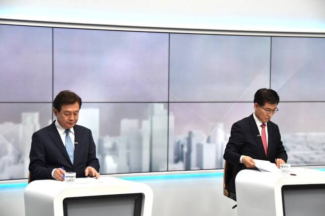 충북교육감 선거에 나선 김병우·윤건영 후보(왼쪽부터)가 방송 토론을 하고 있다. 김병우 후보 캠프 제공