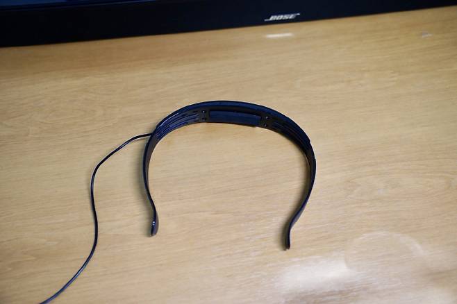 제품에 동봉된 어댑트아이큐 헤드셋