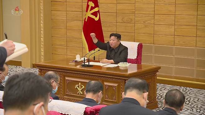 김정은 북한 국무위원장은 21일 당 정치국 협의회를 열고 신종 코로나바이러스 감염증(코로나19) 확산 상황이 안정적으로 관리되고 있다고 평가했다. [조선중앙TV]