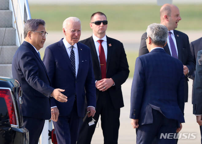 [평택=뉴시스] 사진공동취재단 = 조 바이든 미국 대통령이 20일 경기 평택시 주한 미 공군 오산기지에 도착해 박진 외교부 장관의 영접을 받고 있다. 2022.05.20. photo@newsis.com