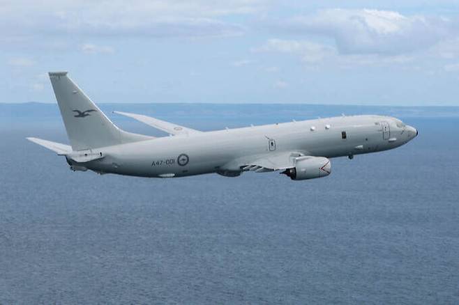 호주 공군 P-8A 해상초계기가 바다 위를 비행하며 정찰활동을 하고 있다. 호주 국방부 제공