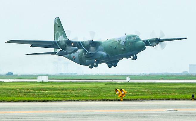 한국 공군 C-130H 수송기가 활주로에서 이륙하고 있다. 세계일보 자료사진