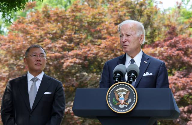 방한 중인 조 바이든 미국 대통령이 22일 서울 용산구 그랜드 하얏트 호텔에서 정의선 현대차그룹 회장과 만나 발언하고 있다.사진=연합뉴스