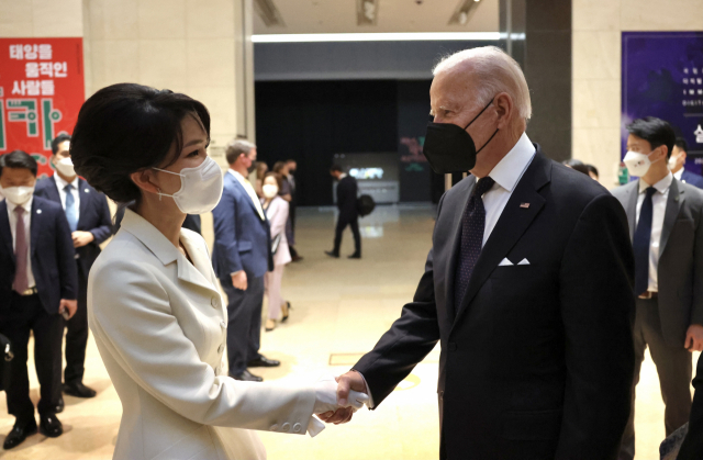 조 바이든 미국 대통령이 21일 오후 서울 용산 국립중앙박물관에서 열린 환영 만찬에 앞서 김건희 여사와 악수하고 있다. 사진=대통령실