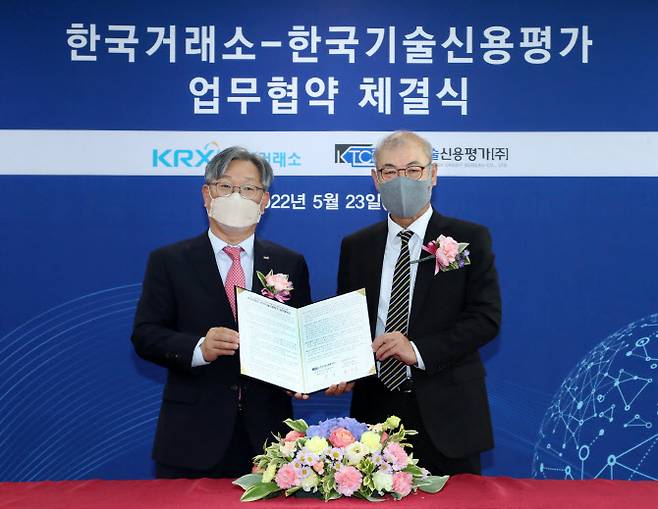 (왼쪽부터)홍순욱 한국거래소 코스닥시장본부장, 남욱 한국기술신용평가 대표이사.(사진=한국거래소)