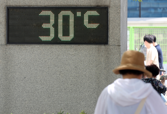 지난해 8월 10일 서울 성동구 성수동 한 거리에 기온이 표시되고 있다. 〈사진=연합뉴스〉