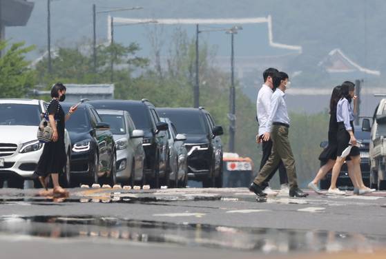 서울 지역 낮 기온이 30도에 육박하는 등 전국적으로 초여름 날씨를 보인 23일 오후 서울 세종대로 위로 아스팔트 열기로 인한 아지랑이가 피어오르고 있다. 〈사진=연합뉴스〉