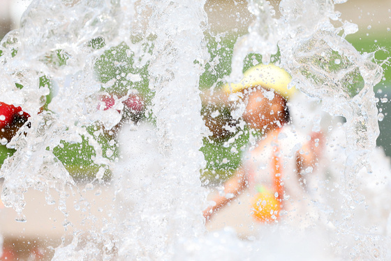 서울 지역 낮 기온이 30도에 육박하는 등 전국적으로 초여름 날씨를 보인 23일 오후 서울광장 분수대에서 한 어린이가 물놀이를 즐기고 있다. 〈사진=연합뉴스〉