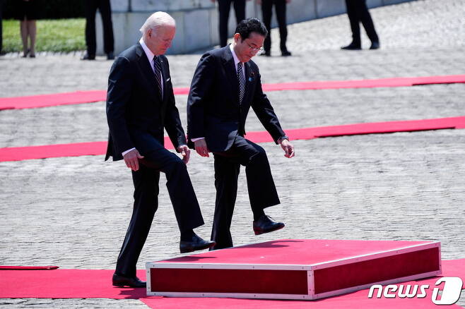 조 바이든 미국 대통령과 기시다 후미오 일본 총리가 23일 일본 도쿄 아카사카궁 국빈관에서 함께 걸어가고 있다. © 로이터=뉴스1 © News1 원태성 기자