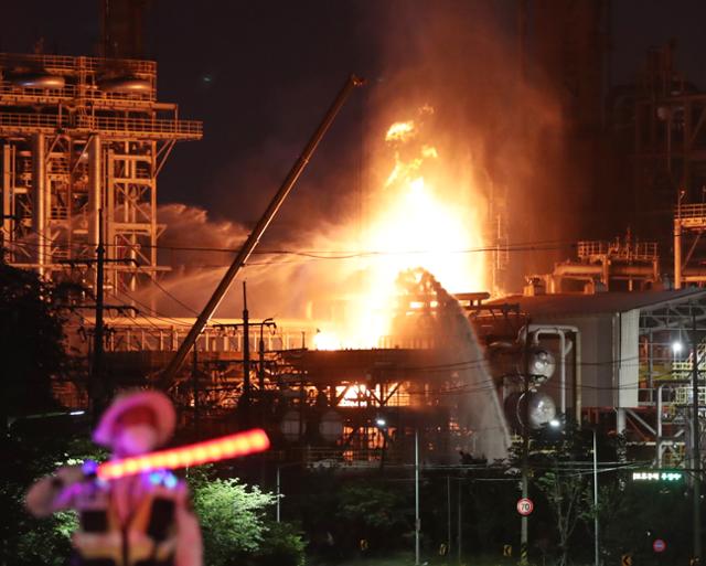 19일 울산 울주군 온산공단 에쓰오일 울산공장에서 폭발로 인한 화재가 발생해 불길이 치솟고 있다. 연합뉴스