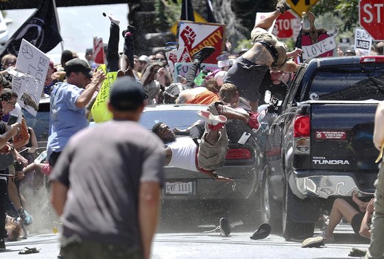 2017년 8월 미국 버지니아주 샬러츠빌에서 인종차별 반대 시위대를 향해 차량이 돌진해 1명이 숨지고 19명이 다쳤다. [AP=연합뉴스]