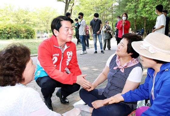 경기도 성남시 분당구갑 재보궐선거에 출마한 안철수 국민의힘 후보가 22일 선거구인 율동공원에서 유권자들을 만나고 있다. 2022.05.22 김상선 기자