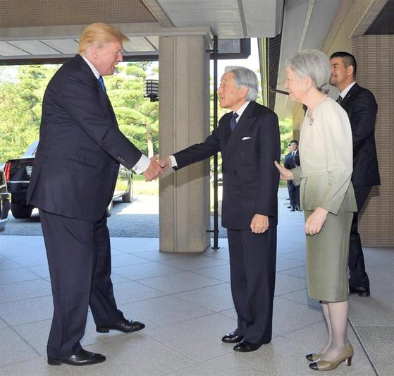 2017년 일본을 찾은 도널드 트럼프 미국 대통령은 일본 천황(일왕)에게 절을 하지 않고 악수만 나눴다.