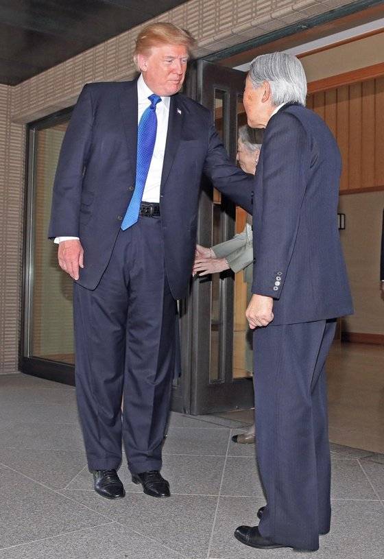 트럼프 미국 대통령이 일본 천황(일왕)과 면담을 마친 뒤 작별하면서 왼손으로 일왕의 오른쪽 팔뚝 부분을 가볍게 툭 치고 있는 모습.