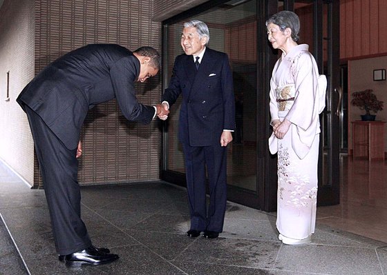 2009년 일본을 찾은 버락 오바마 대통령(왼쪽)이 아키히토 일본 천황(일왕)에게 절을 하며 악수를 하는 모습.