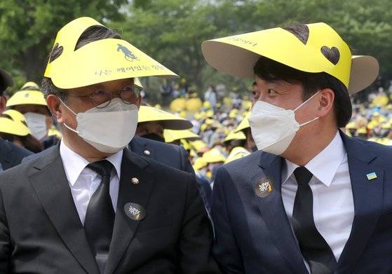 이준석 국민의힘 대표와 윤호중 더불어민주당 공동비대위원장이 23일 오후 경남 김해시 진영읍 봉하마을 생태문화공원에서 열린 故 노무현 전 대통령 서거 13주기 추도식에 참석해 자리하고 있다. 송봉근 기자