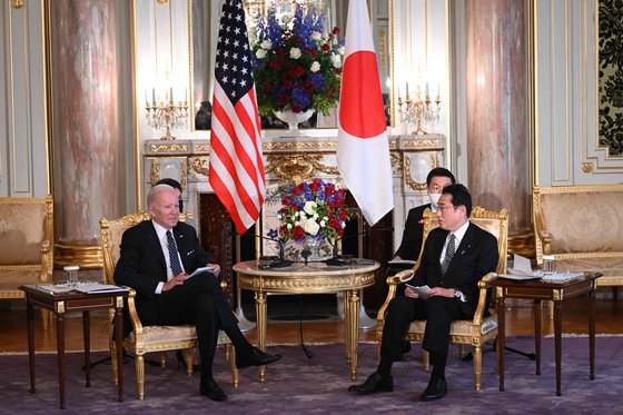 23일 오전 일본 도쿄 영빈관에서 정상회담을 하는 조 바이든 미국 대통령(왼쪽)과 기시다 후미오 일본 총리. [AFP=연합뉴스]