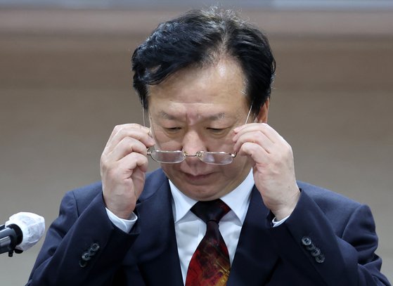 지난달 17일 서울 중구 국립중앙의료원 대강당에서 최근 제기된 자녀 관련 의혹 등에 대한 설명에 앞서 안경을 쓰고 있는 정 후보자의 모습. 연합뉴스