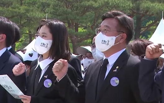 윤호중, 박지현 더불어민주당 비상대책위원장이 18일  5·18민주화운동 기념식에서 '임을 위한 행진곡'을 제창하고 있다. KTV 유튜브 영상 캡처