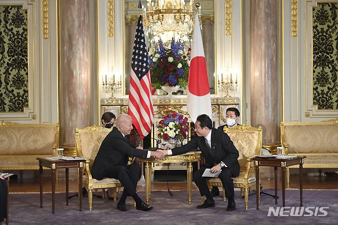 [도쿄=AP/뉴시스] 조 바이든(왼쪽) 미국 대통령이 23일 일본 도쿄의 아카사카궁에서 기시다 후미오 일본 총리와 양자 회담에 앞서 악수하고 있다. 2022.05.23.