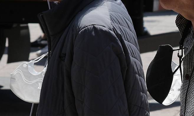 실외 마스크 착용 의무 해제 첫 날인 지난 2일 서울 중구 명동에서 시민들이 마스크를 목에 걸고 이동하고 있다. 연합뉴스