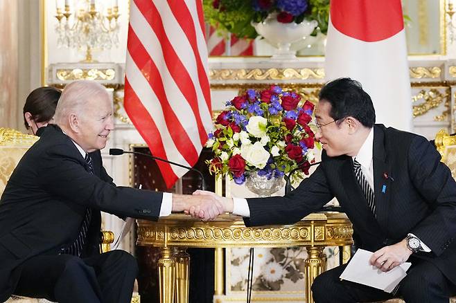 조 바이든(왼쪽) 미국 대통령과 기시다 후미오 일본 총리가 23일 오전 일본 도쿄 소재 영빈관에서 열린 정상회담에서 악수하고 있다.   도쿄 교도=연합뉴스