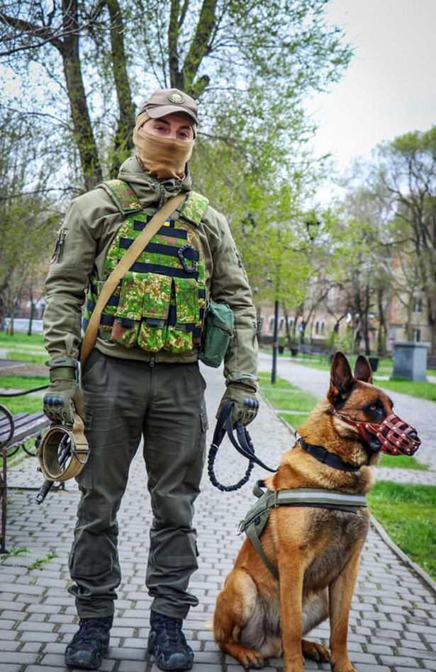 이제 막스는 자신의 군견장병(핸들러·왼쪽)이 우크라이나어로 하는 지시어를 모두 알아듣는다. / 히어로 포스 라이프 에프터 서비스 페이스북