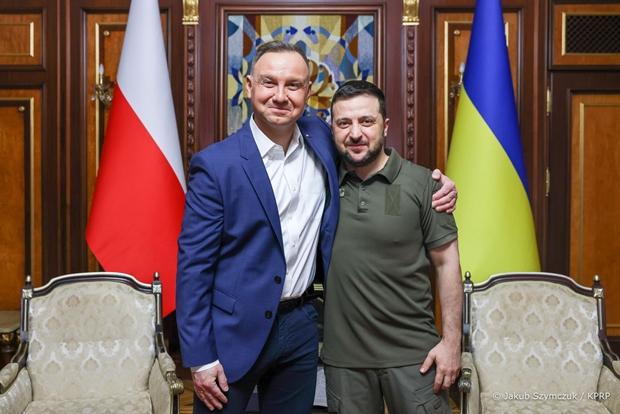 젤렌스키 대통령을 위로한 두다 대통령은 우크라이나 의회 연단에 서서 “우크라이나 영토의 1㎝라도 러시아에 내어줘서는 안 된다”고 강조했다.