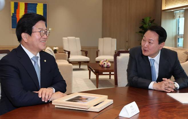윤석열 대통령이 24일 오후 용산 대통령실 청사 집무실에서 임기 만료를 앞둔 박병석 국회의장을 비롯한 21대 전반기 국회의장단을 접견하고 있다. (사진=연합뉴스)