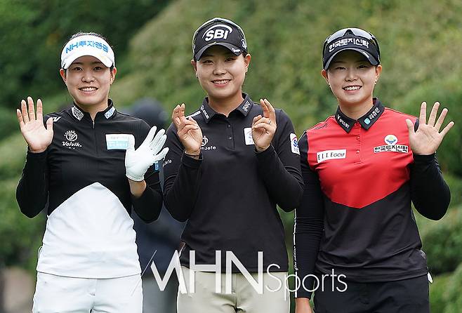 공동 2위를 차지한 박민지(왼쪽)는 KLPGA 투어 사상 최초로 단일 시즌 상금 14억원을 넘긴 선수가 됐다. 박민지, 이소미, 임희정이 1번 홀 앞에서 기념촬영을 했다. (MHN스포츠 여주, 손석규 기자)
