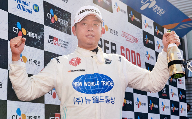 슈퍼 6000 150km 레이스에서 우승한 김재현이 샴페인을 터뜨리며 기뻐하고 있다. 사진 | 슈퍼레이스