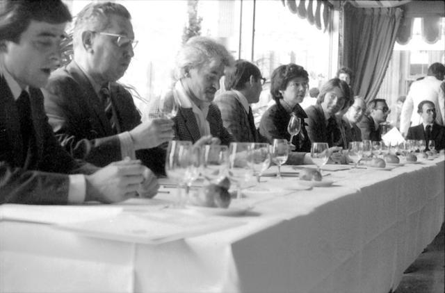 1976년 파리의 심판 현장. 9명의 프랑스인 심사위원과 주최자인 스티븐 스퍼리어와 패트리샤 갤러거가 심사에 참여했다. 하지만 공정성을 위해 9명의 프랑스인 심사위원의 점수만 합산했다. 스미스소니언 미국 역사 박물관 캡처