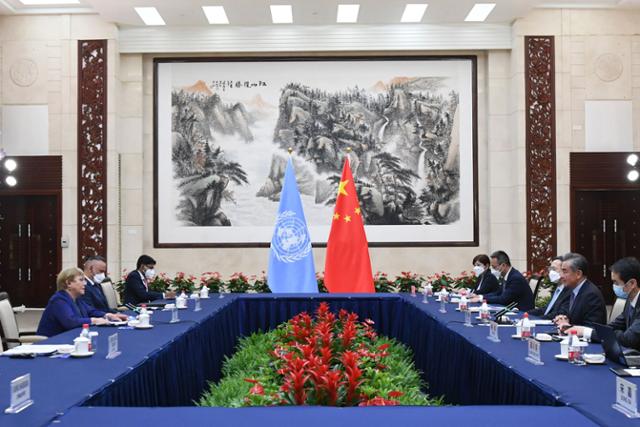 왕이 중국 외교부장(오른쪽에서 2번째)이 23일 광저우에서 중국을 방문한 미첼 바첼레트 유엔인권최고대표(왼쪽)와 회담하고 있다. 광저우=AP 연합뉴스