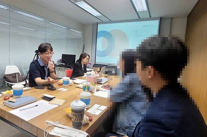 이야기를 나누고 있는 트랜쇼 이종환 대표(좌), 출처: IT동아