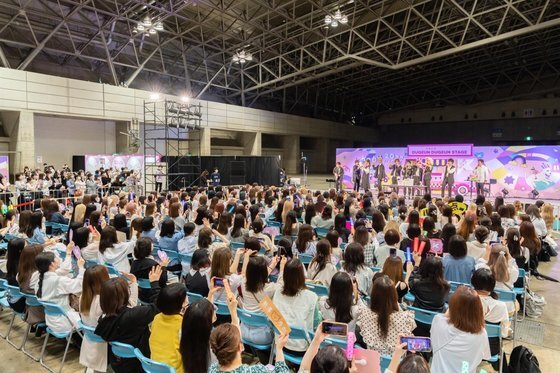 지난 14일 도쿄 인근 전 시장 마쿠하리 메세에서 열린 ‘케이콘’ 행사에서 아이돌그룹 JO1의 팬미팅이 열리고 있다. [사진 CJ ENM]