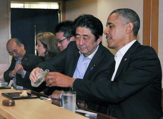 2014년 일본을 방문해 아베 신조 당시 일본 총리와 초밥집에서 술을 마시고 있는 버락 오바마 전 미국 대통령. [AFP=연합뉴스]