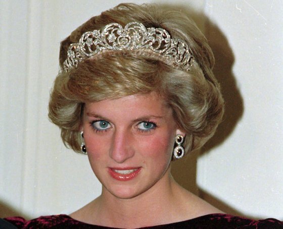 다이애나 영국 왕세자비가 생전 스펜서 티아라를 착용하고 국빈 만찬에 참석한 모습. AP=연합뉴스