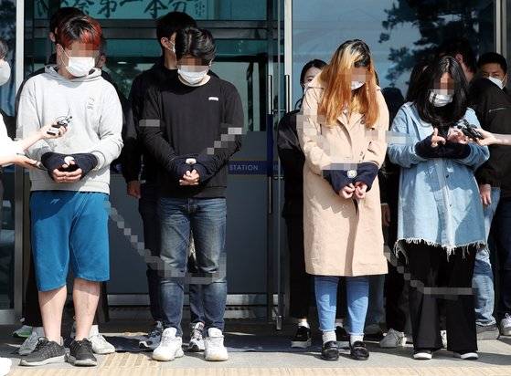 검찰 송치되는 '장애인 살해·암매장' 피의자 4명. 연합뉴스