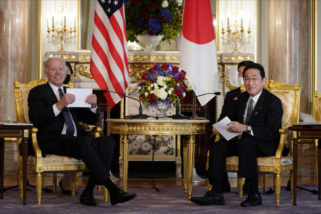 조 바이든 미국 대통령과 기시다 후미오 일본 총리가 23일 도쿄 모토아카사카 영빈관에서 회담을 나누고 있다./AP연합뉴스