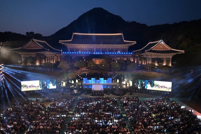 A KBS' Open Concert show was held in the garden in front of the main office building of Cheong Wa Dae, on Sunday. (Yonhap)