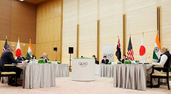 24일 일본 도쿄(東京) 에서 열린 쿼드(Quad, 미국·일본·인도·호주로 구성된 대중국 견제 협의체) 정상회의에 참석한 앤서니 앨버니지 호주 총리, 조 바이든 미국 대통령, 기시다 후미오(岸田文雄) 일본 총리, 나렌드라 모디 인도 총리가 회담을 하고 있다. [로이터]