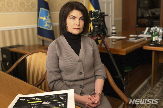[르비우(우크라이나)=AP/뉴시스] 지난 3월22일(현지시간) 우크라이나 르비우의 사무실에 앉아 있는 이리나 베네딕토바 우크라이나 검찰총장. 2022.05.24.