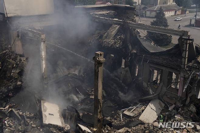 [데르하치=AP/뉴시스] 15일(현지시간) 우크라이나 동부 하르키우주 데르하치의 문화센터 건물이 러시아군의 공습으로 파괴돼 있다. 2022.05.16.